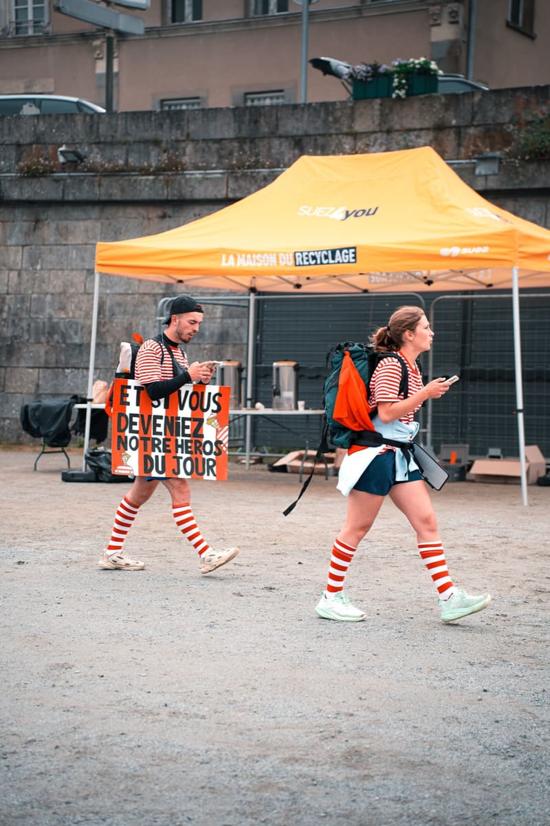 Deux marcheuses en chaussettes rayées