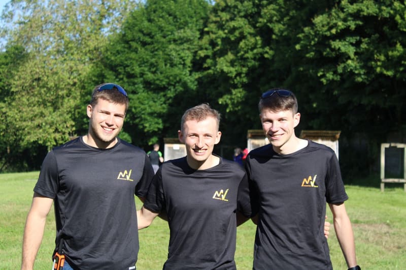 Les trois fondateurs de Memento Vivere, bras dessus bras dessous en t-shirt de l'association