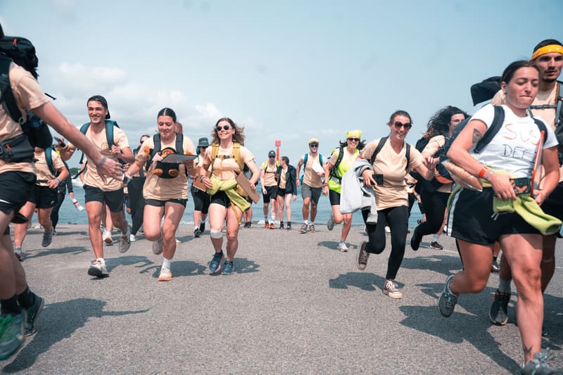 L'arrivée en courant sur la cale, sacs au dos et sourires