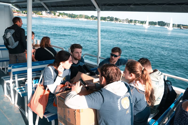 Les binômes et leurs cartons sur le bateau qui traverse le golfe du Morbihan