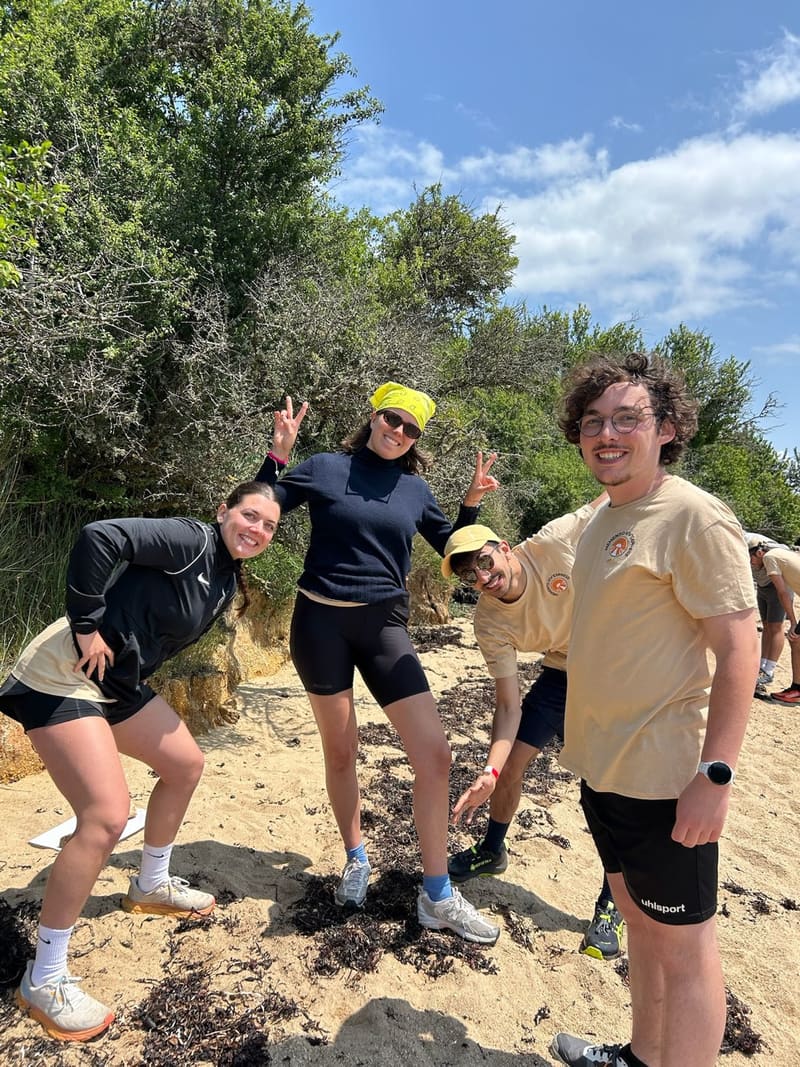 Quatre participants posent sur la plage de l'Île-aux-Moines