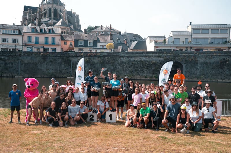 Tout le monde rassemblé autour du podium sur les quais de Mayenne, mascotte comprise