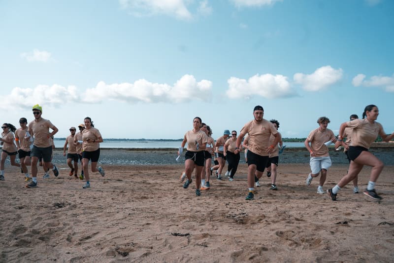 Les équipages s'élancent au sprint sur l'estran, au départ d'une épreuve
