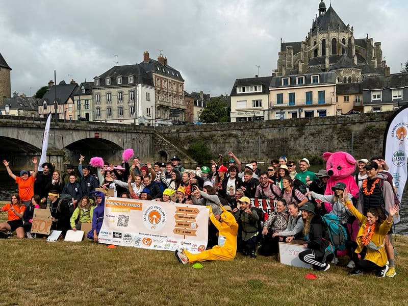 Les équipages et leurs pancartes STOP au départ, sous le pont de Mayenne