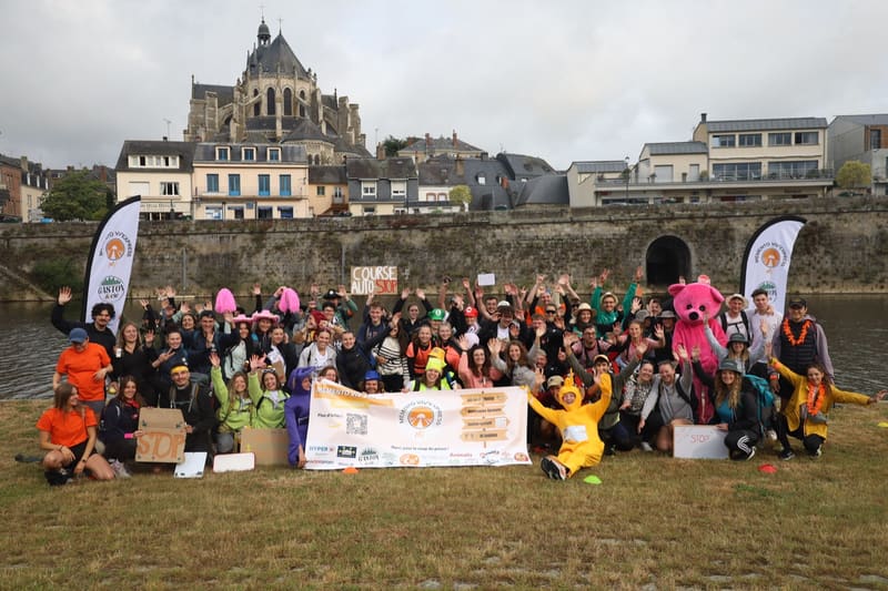 Le départ à Mayenne : équipages déguisés sous la banderole de l'édition 2025