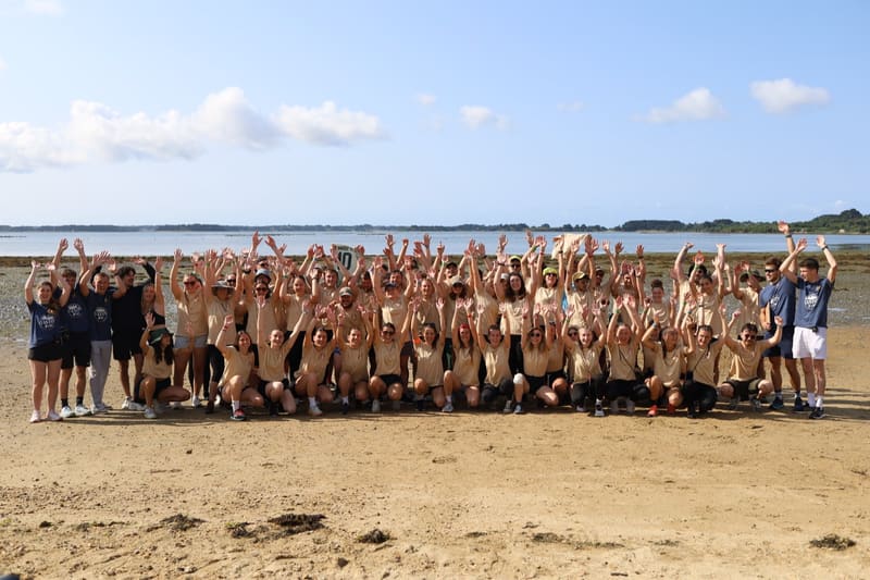 Tout le monde bras au ciel sur l'estran du golfe du Morbihan