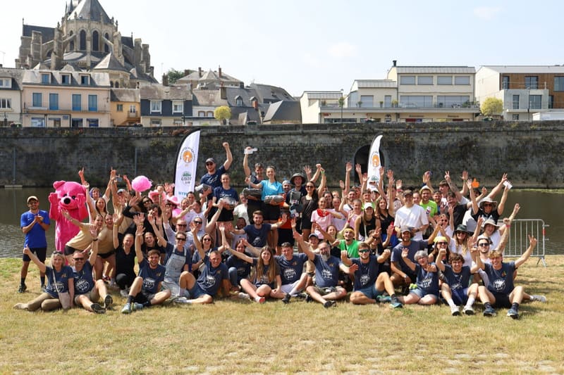 Photo de groupe bras levés devant la basilique de Mayenne