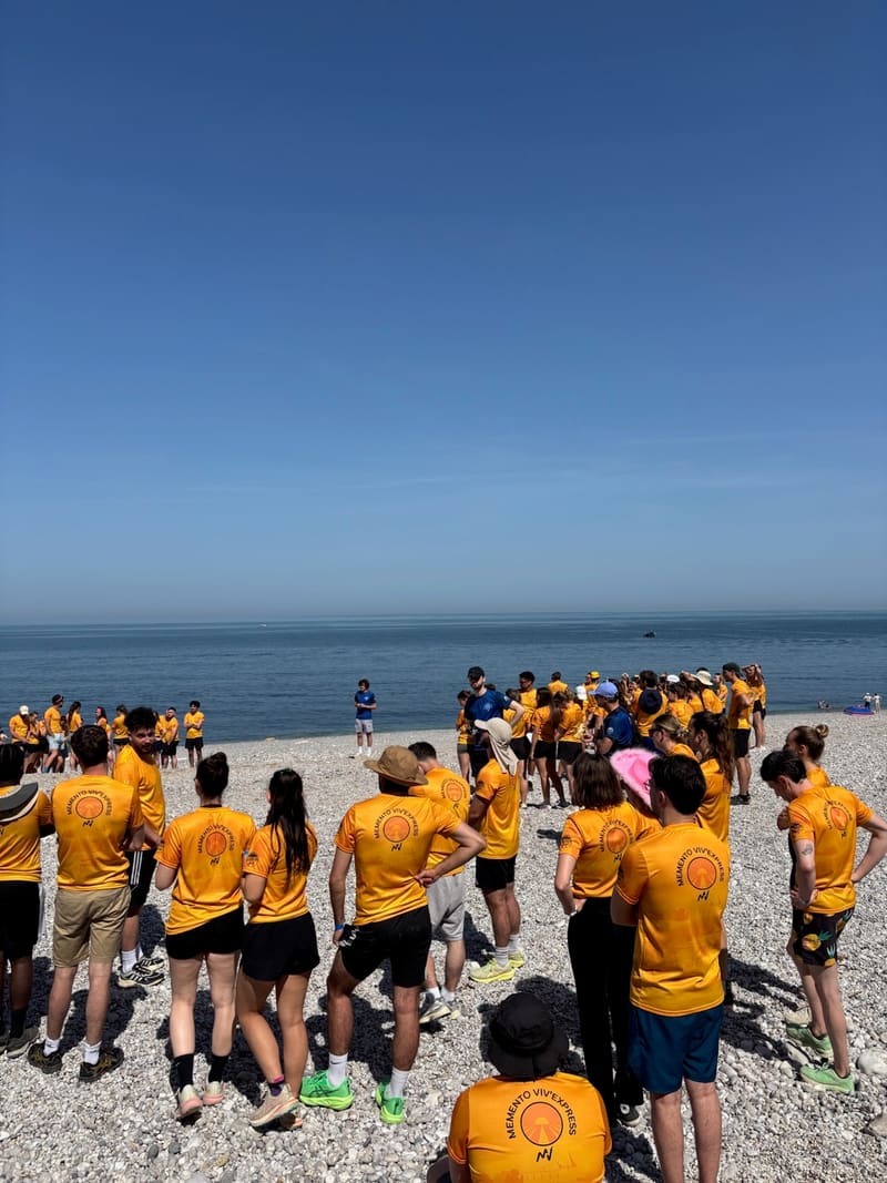 Les équipages rassemblés face à la mer pour le briefing d'arrivée