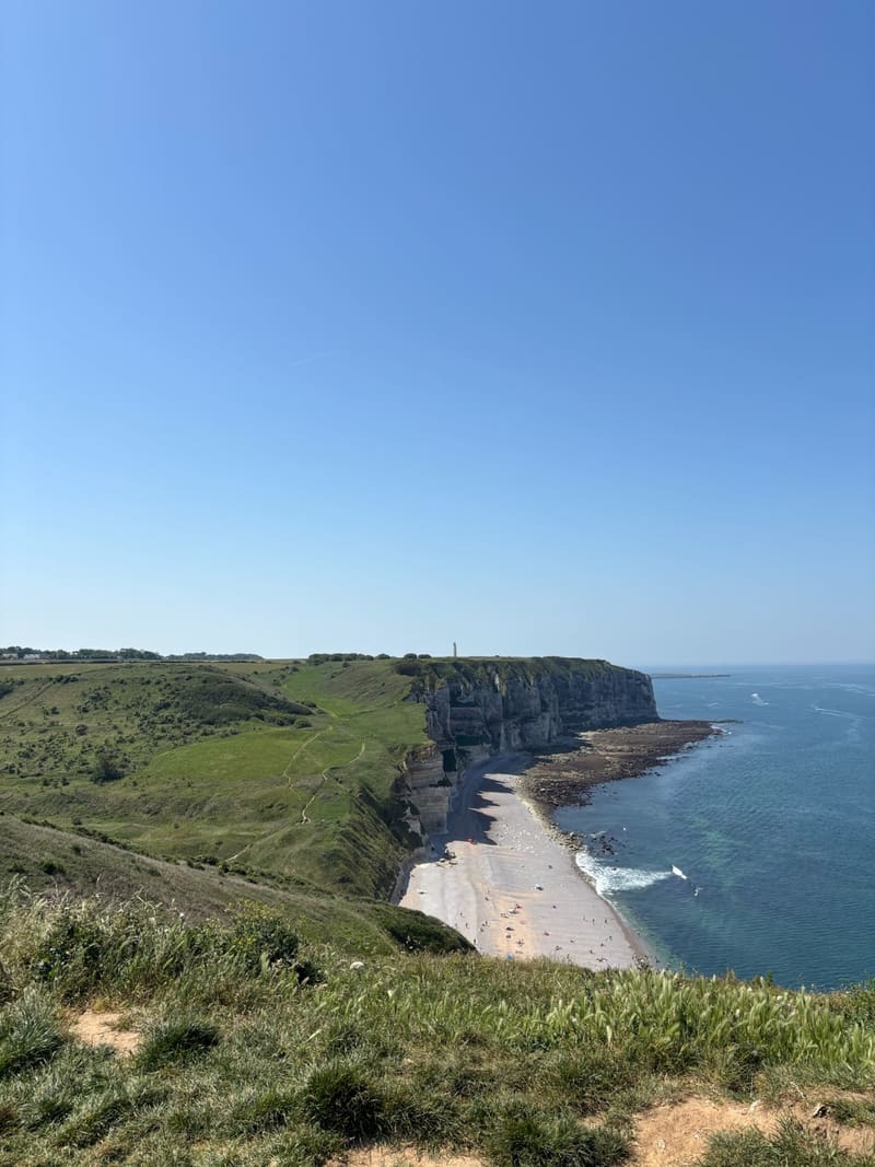 Panorama des falaises d'Étretat et de la plage, vus du sommet
