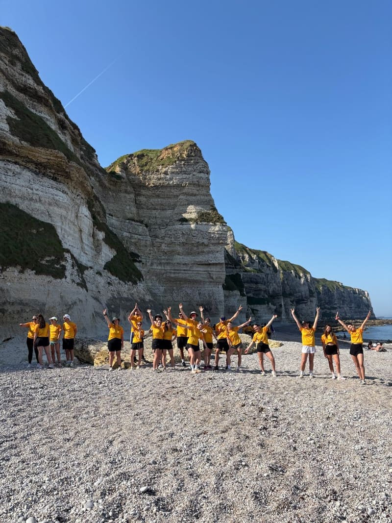 Les équipages en jaune posent bras levés sur les galets
