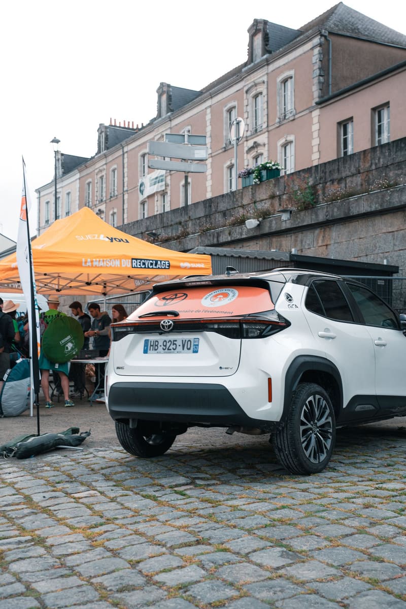 La Toyota floquée aux couleurs du Viv'Express, prêtée par GCA Toyota Mayenne